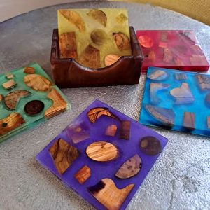 dessous de verre en résine époxy avec morceau de bois inséré