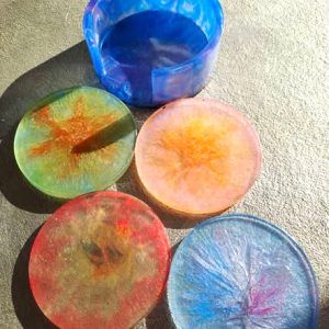 dessous de verre colorés en résine époxy