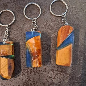 porte clés en bois et résine époxy bleue