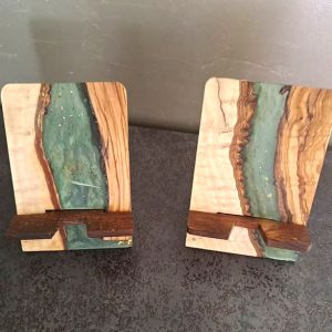 Support téléphone en bois et résine époxy