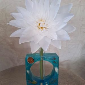 vase en résine époxy bleu